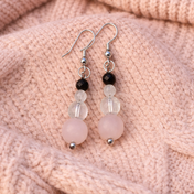Handgemachte Edelstein-Ohrringe mit Rosenquarz, Bergkristall, Mondstein und Granat
