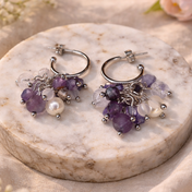 Violet Clarity Glow Ohrringe – Nahaufnahme Amethyst und Fluorit Edelsteine, Unikat von BE-Youniq
