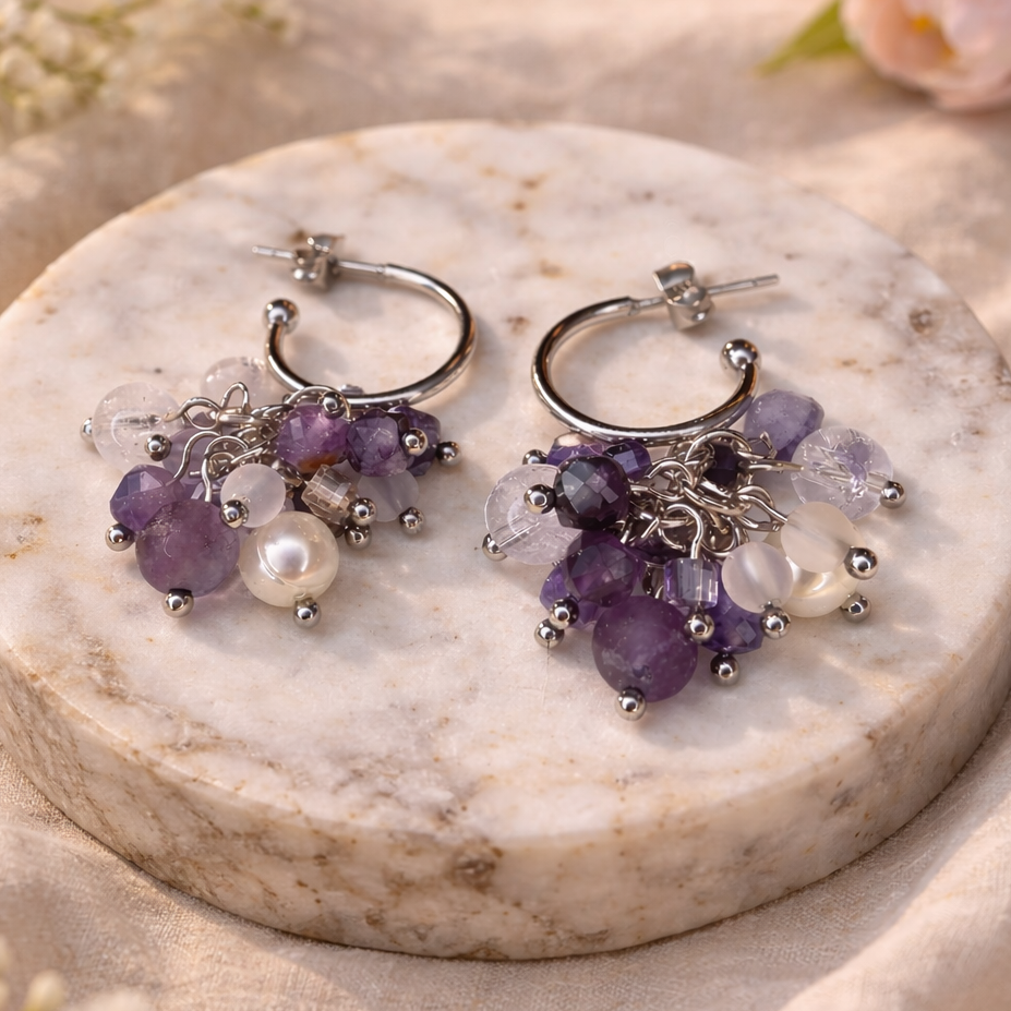 Violet Clarity Glow Ohrringe – Nahaufnahme Amethyst und Fluorit Edelsteine, Unikat von BE-Youniq
