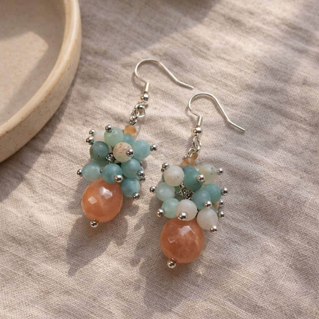 Zarte Edelstein-Ohrringe aus Amazonit und Mondstein mit sanftem Schimmer.