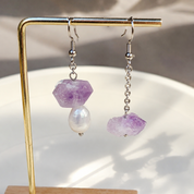 Zwei asymmetrische Ohrringe nebeneinander – Amethyst und Perle, Unikat Handarbeit BE-Youniq