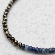 Detailansicht des Afterglow Saphir Armbands mit Saphir, Pyrit, Rauchquarz und Lapislazuli