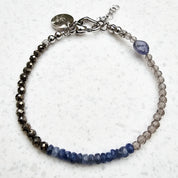Afterglow Saphir Armband mit natürlichen blauen Saphiren, Pyrit, Rauchquarz und Lapislazuli