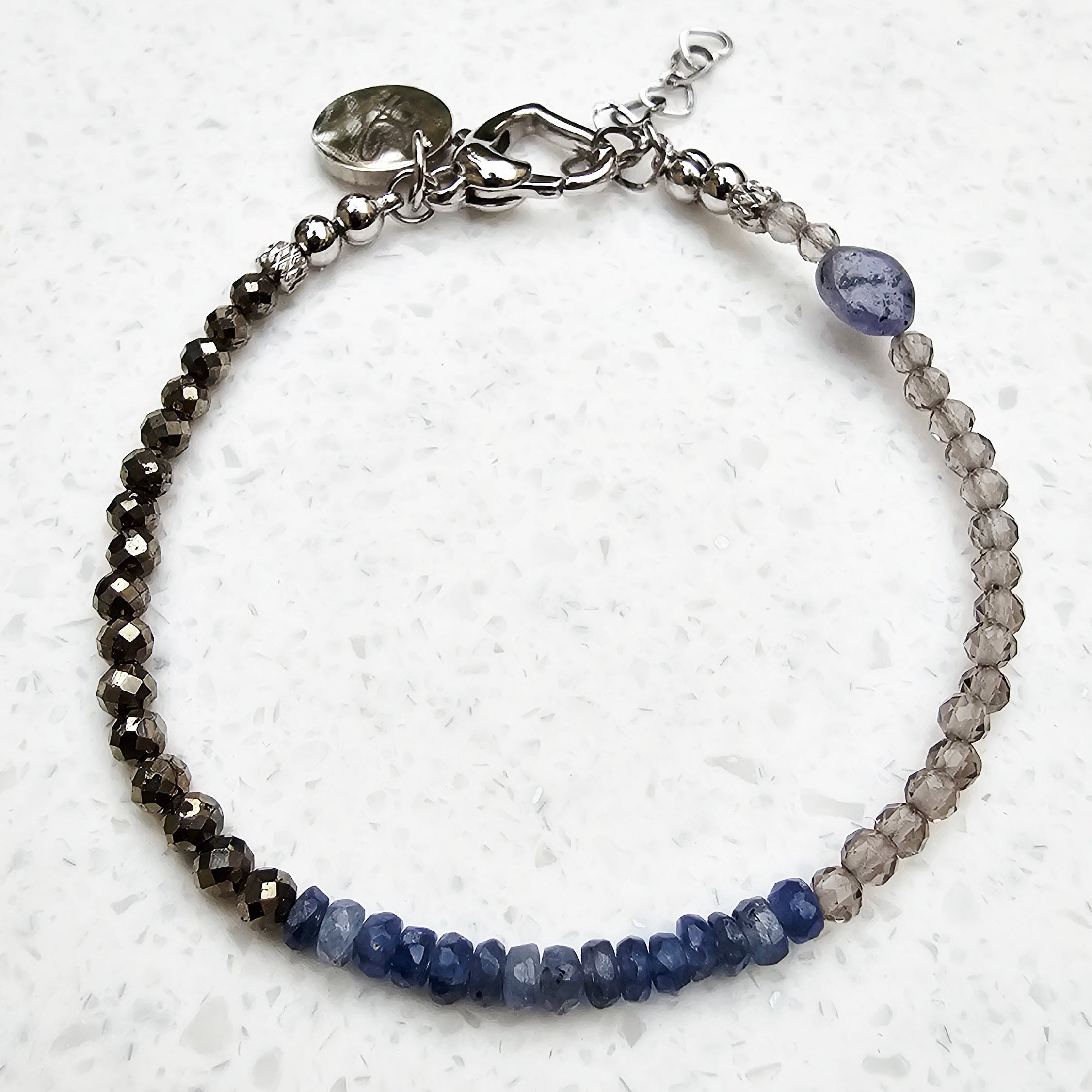 Afterglow Saphir Armband mit natürlichen blauen Saphiren, Pyrit, Rauchquarz und Lapislazuli