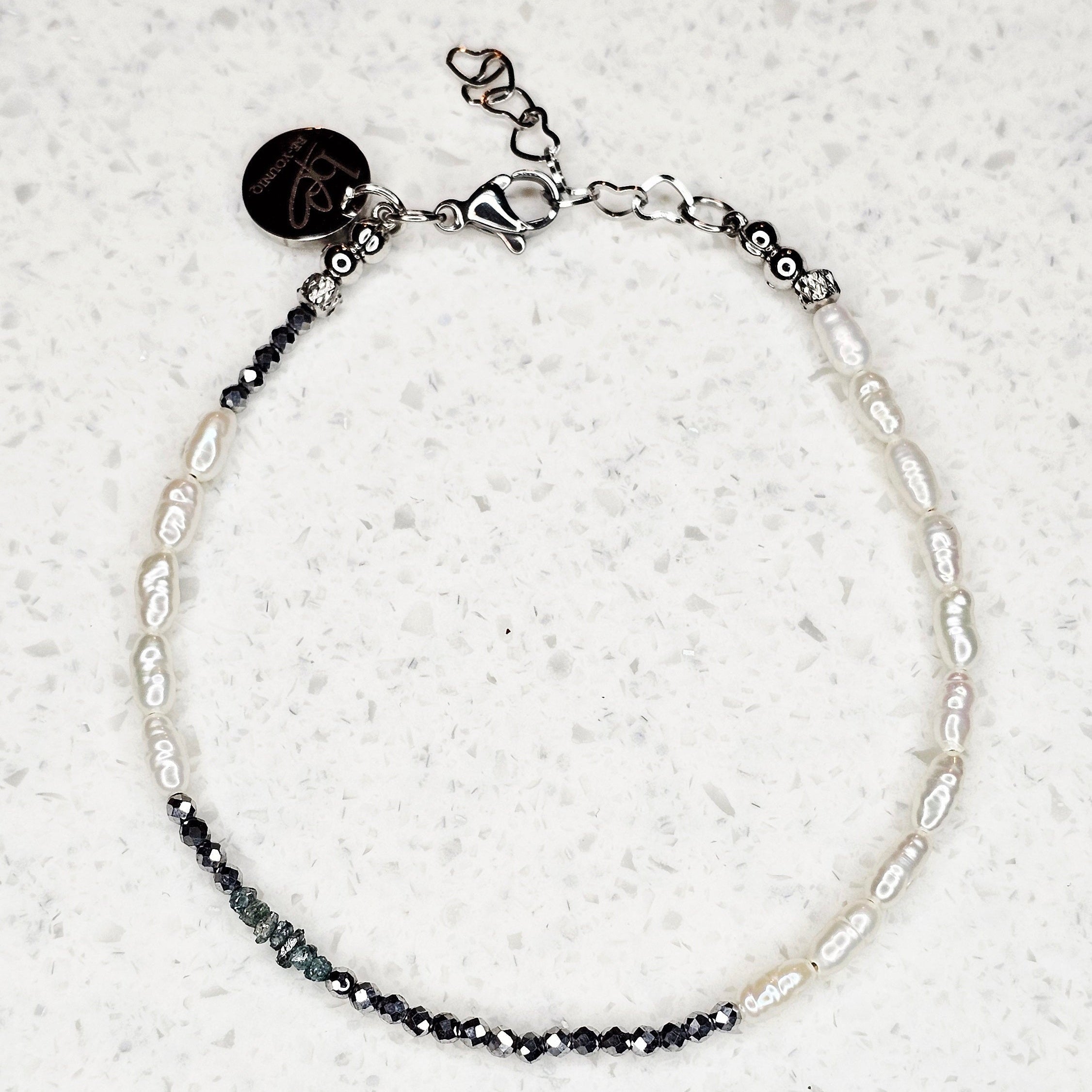 Raw Diamond Blue Haze Armband mit blauen Rohdiamanten, Süßwasserperlen und Hämatit – BE-Youniq