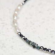 Handgefertigtes Rohdiamant Armband Blue Haze mit sieben blauen Rohdiamanten und Süßwasserperlen