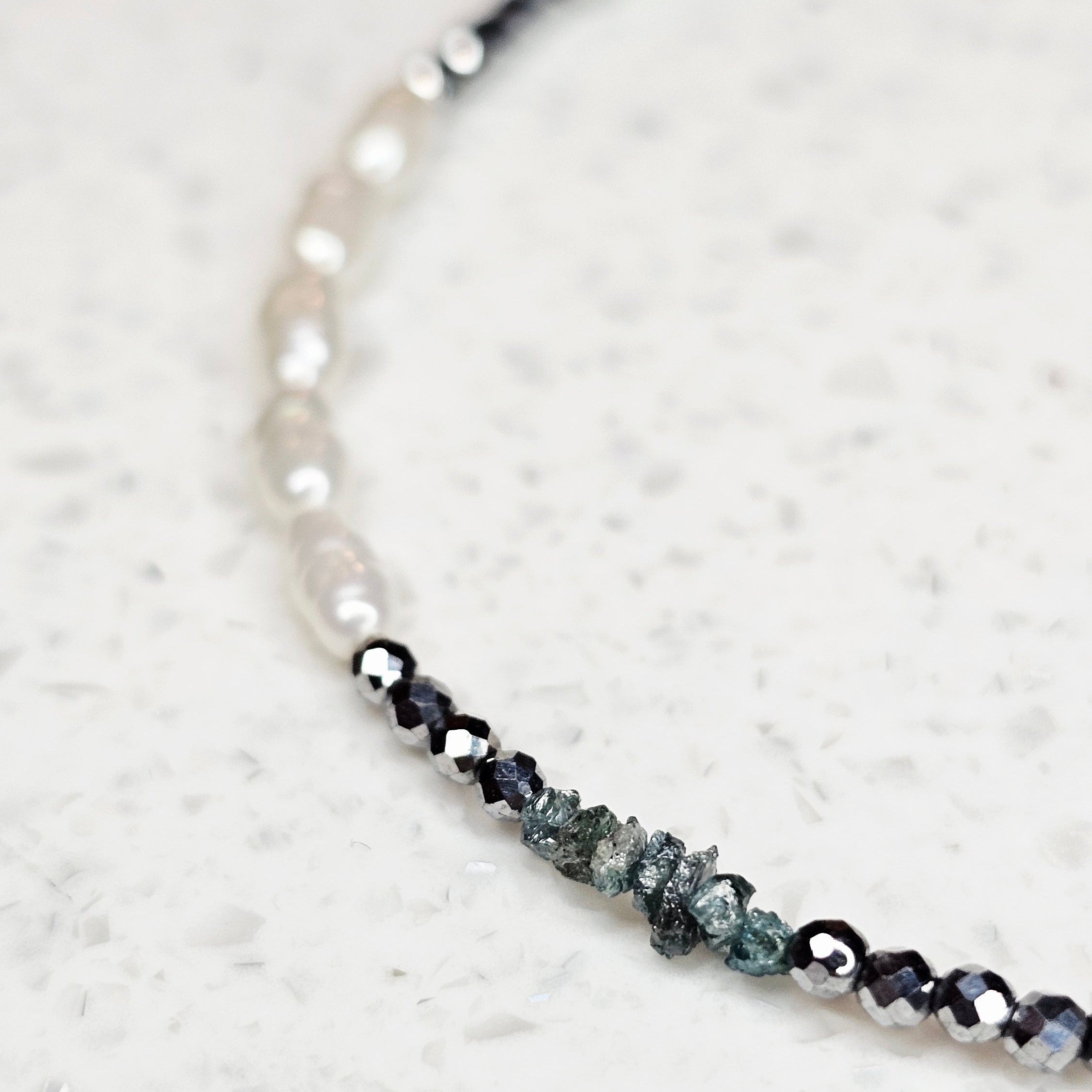 Handgefertigtes Rohdiamant Armband Blue Haze mit sieben blauen Rohdiamanten und Süßwasserperlen