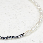 Blue Haze Edelsteinarmband mit Hämatit, Süßwasserperlen und naturbelassenen blauen Rohdiamanten