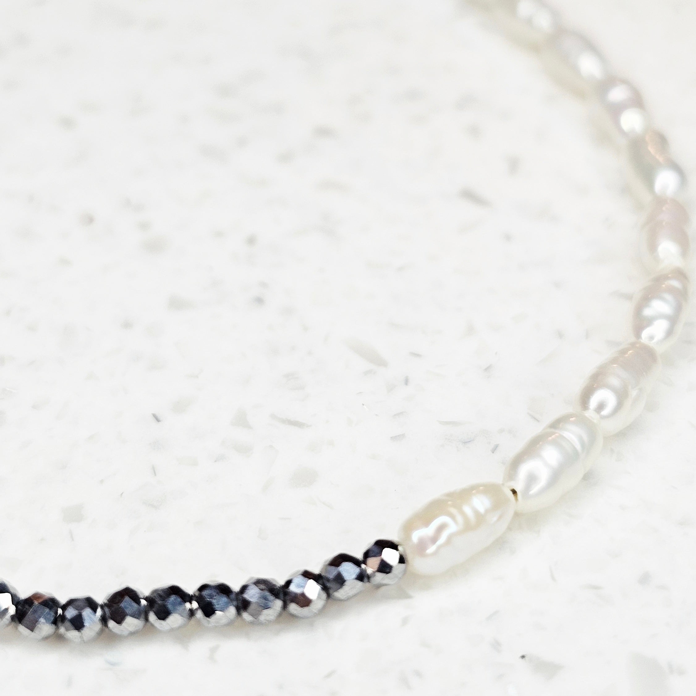 Blue Haze Edelsteinarmband mit Hämatit, Süßwasserperlen und naturbelassenen blauen Rohdiamanten