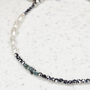 BE-Youniq Raw Diamond Blue Haze Armband aus blauen Rohdiamanten, Hämatit und Süßwasserperlen