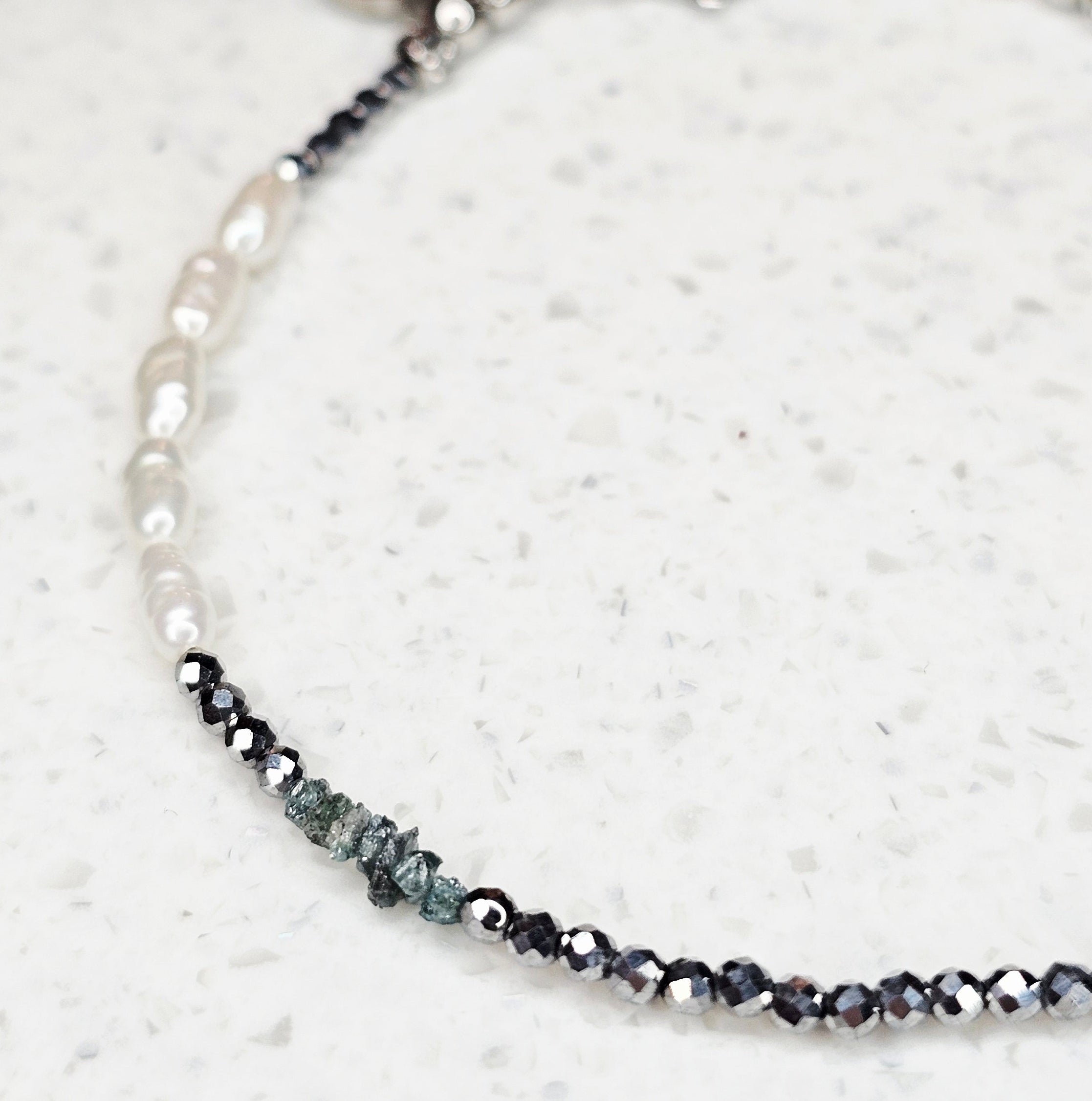 BE-Youniq Raw Diamond Blue Haze Armband aus blauen Rohdiamanten, Hämatit und Süßwasserperlen