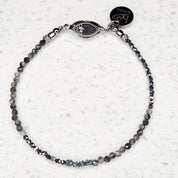 Raw Diamond Blue Shadow Armband mit sieben blauen Rohdiamanten, Labradorit und Hämatit – BE-Youniq