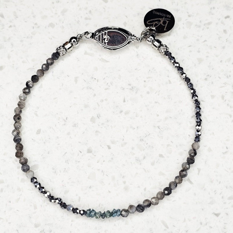 Raw Diamond Blue Shadow Armband mit sieben blauen Rohdiamanten, Labradorit und Hämatit – BE-Youniq