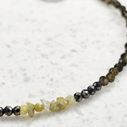 Raw Diamond Golden Moss Armband mit gelben Rohdiamanten, Peridot, Kaffeeachat und Pyrit – handgefertigt von BE-Youniq