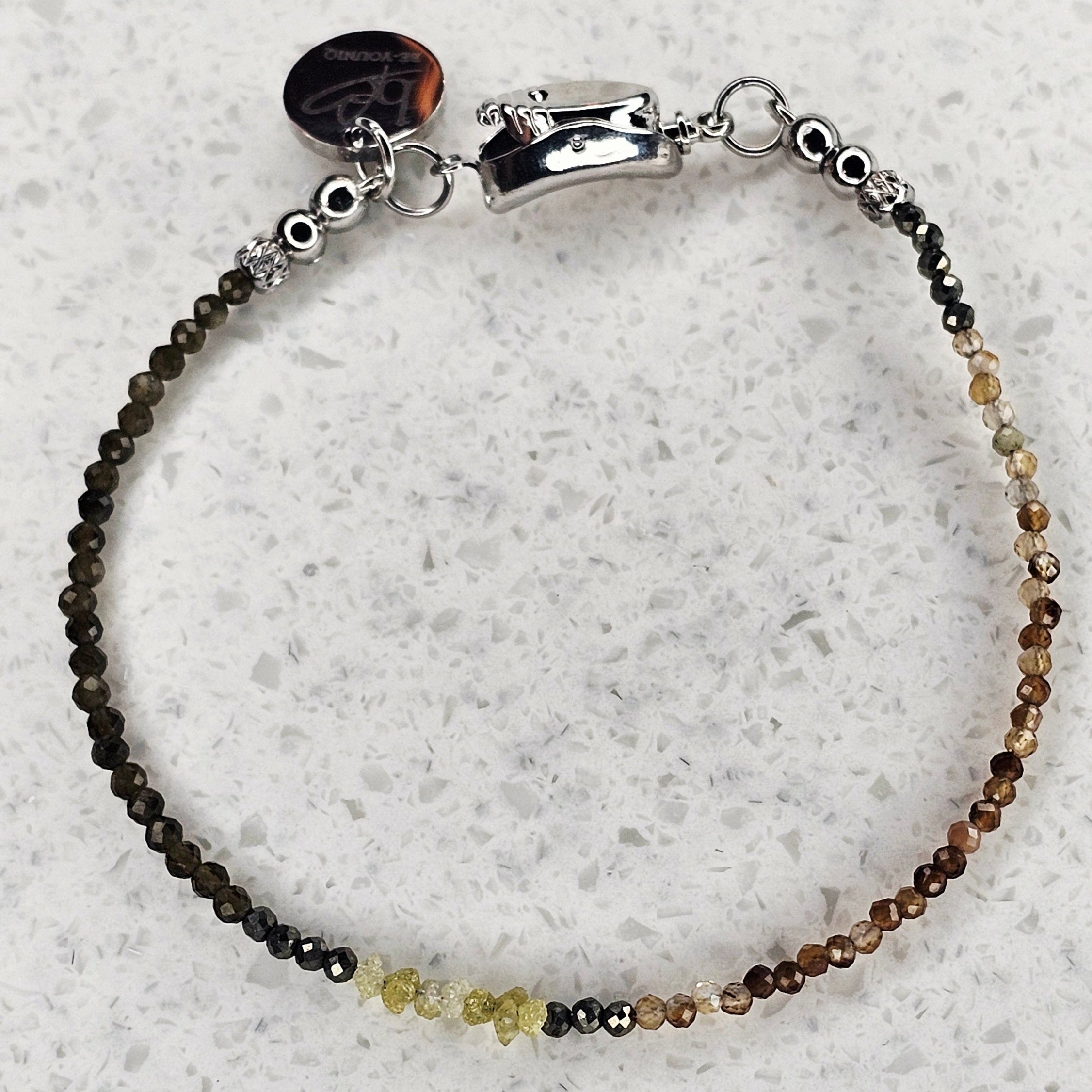 Detailansicht des Raw Diamond Golden Moss Armbands mit gelben Rohdiamanten, Peridot, Kaffeeachat und Pyrit