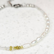 Handgefertigtes Raw Diamond Ivory Armband mit gelben Rohdiamanten, Opal, runden Perlmuttperlen und länglichen Süßwasserperlen