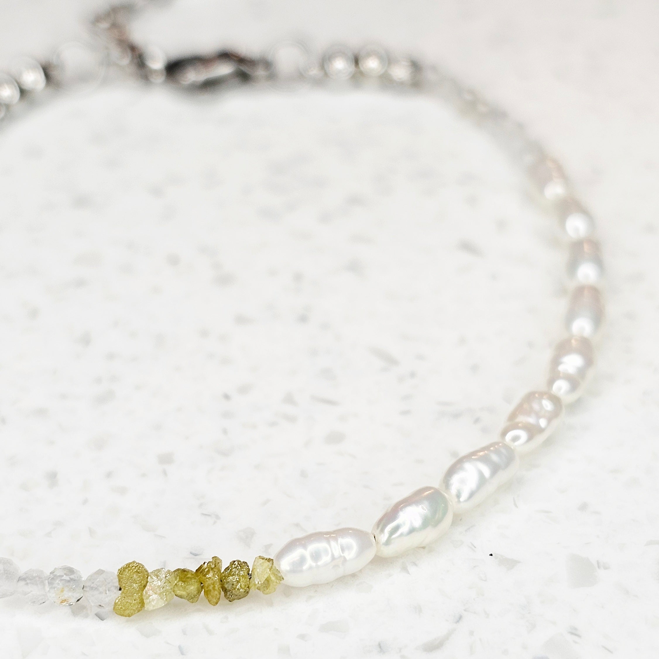 Handgefertigtes Raw Diamond Ivory Armband mit gelben Rohdiamanten, Opal, runden Perlmuttperlen und länglichen Süßwasserperlen