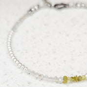 Raw Diamond Ivory – asymmetrisches Perlenarmband mit Opal, Perlmutt, Süßwasserperlen und sechs natürlichen Rohdiamanten