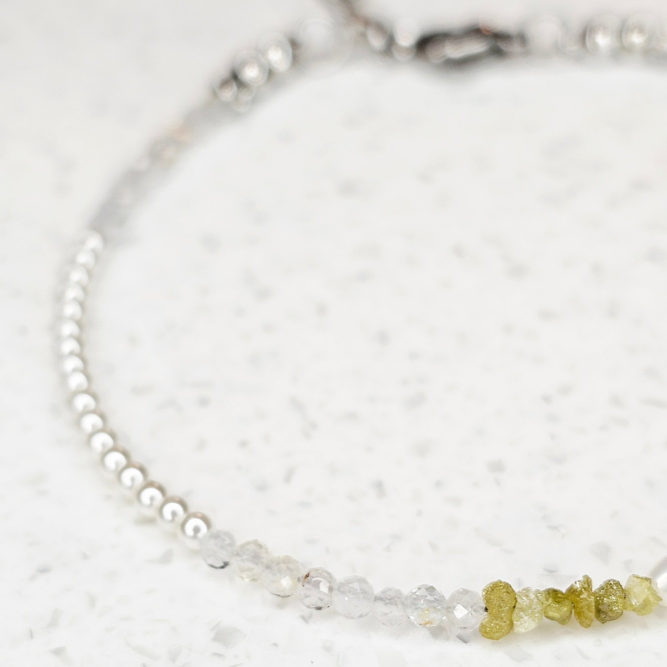Raw Diamond Ivory – asymmetrisches Perlenarmband mit Opal, Perlmutt, Süßwasserperlen und sechs natürlichen Rohdiamanten