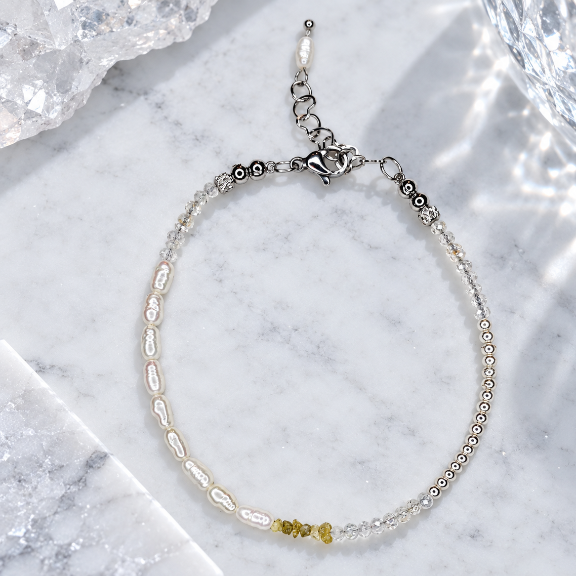 BE-Youniq Raw Diamond Ivory: filigranes Schmuckdesign mit sechs gelben Rohdiamanten, Opal und schimmernden Perlen