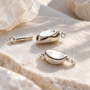 Detailaufnahme des Karabinerverschlusses der handgefertigten Raw Diamond Armbänder von BE-Youniq.