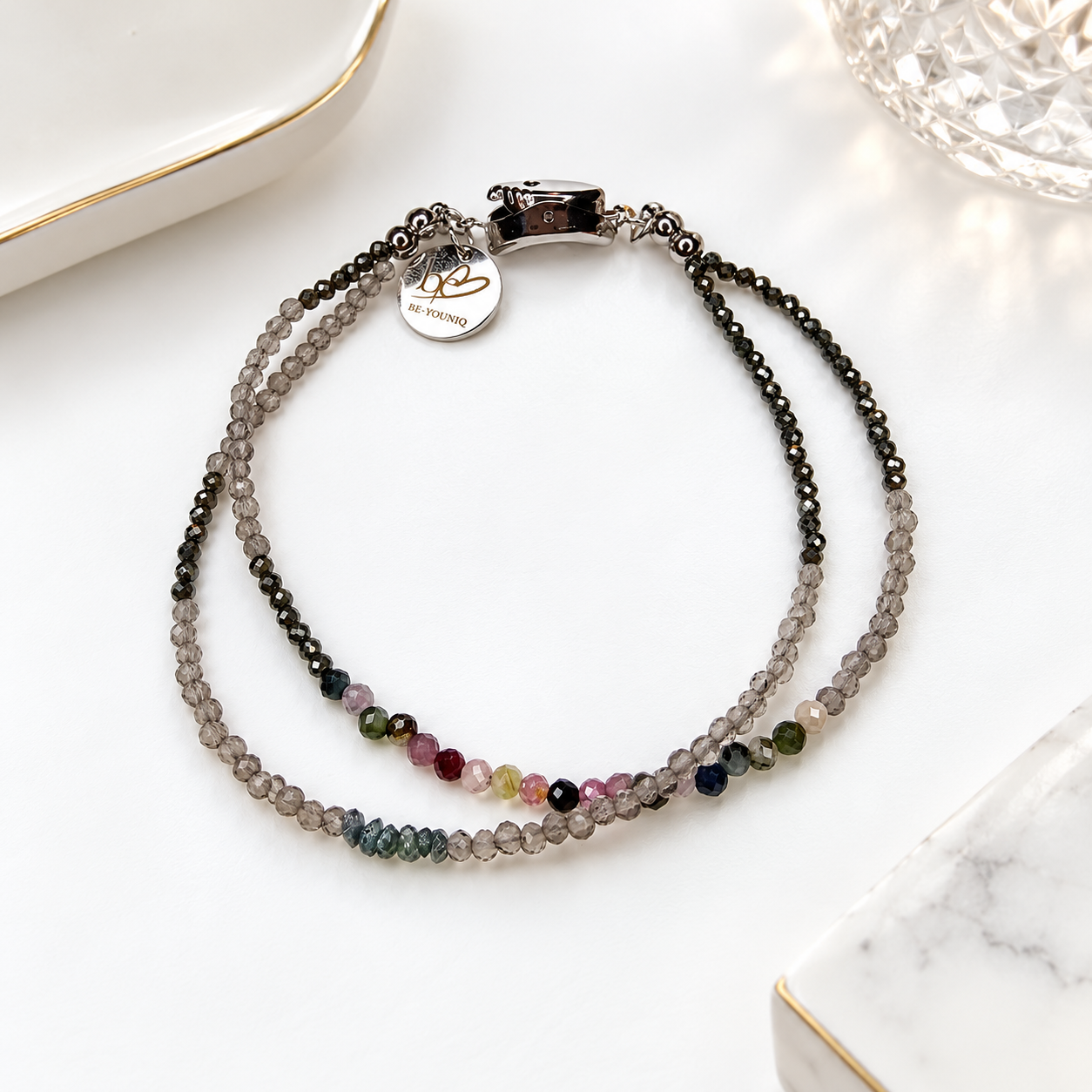 Raw Diamond Mosaic Muse von BE-Youniq – zweireihiges Armband mit blauen Rohdiamanten, Turmalin, Rauchquarz und Pyrit.