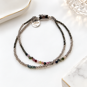 Raw Diamond Mosaic Muse von BE-Youniq – zweireihiges Armband mit blauen Rohdiamanten, Turmalin, Rauchquarz und Pyrit.