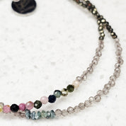 Mosaic Muse Edelsteinarmband von BE-Youniq mit mehrfarbigem Turmalin und sechs natürlichen blauen Rohdiamanten.
