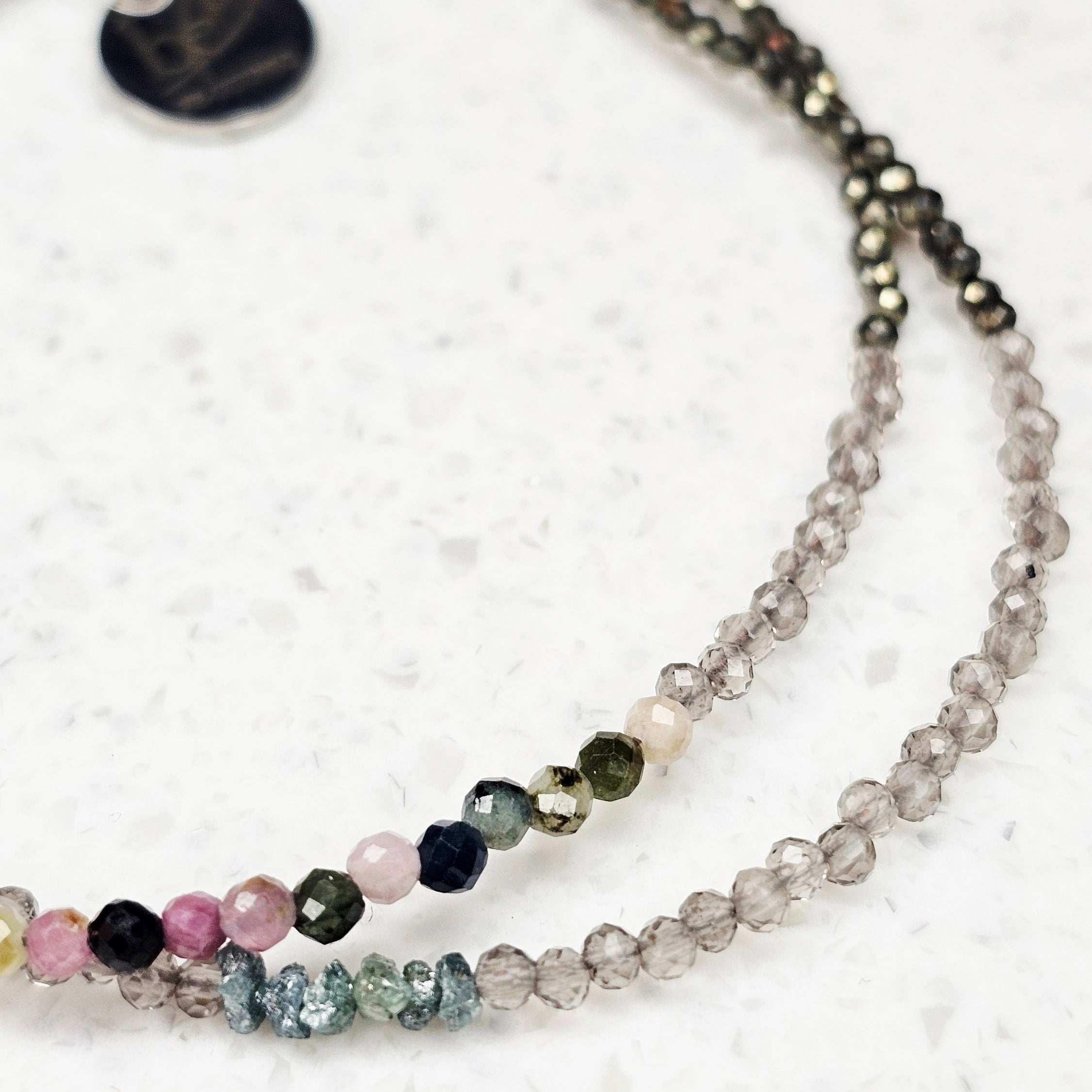 Mosaic Muse Edelsteinarmband von BE-Youniq mit mehrfarbigem Turmalin und sechs natürlichen blauen Rohdiamanten.