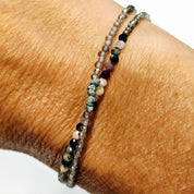 Handgefertigtes Raw Diamond Mosaic Muse Armband mit Rauchquarz, Pyrit, buntem Turmalin und blauen Rohdiamanten.