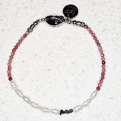 Raw Diamond Romance Armband von BE-Youniq mit facettiertem Rhodolith-Granat, Süßwasserperlen und fünf schwarzen Rohdiamanten – Detailaufnahme