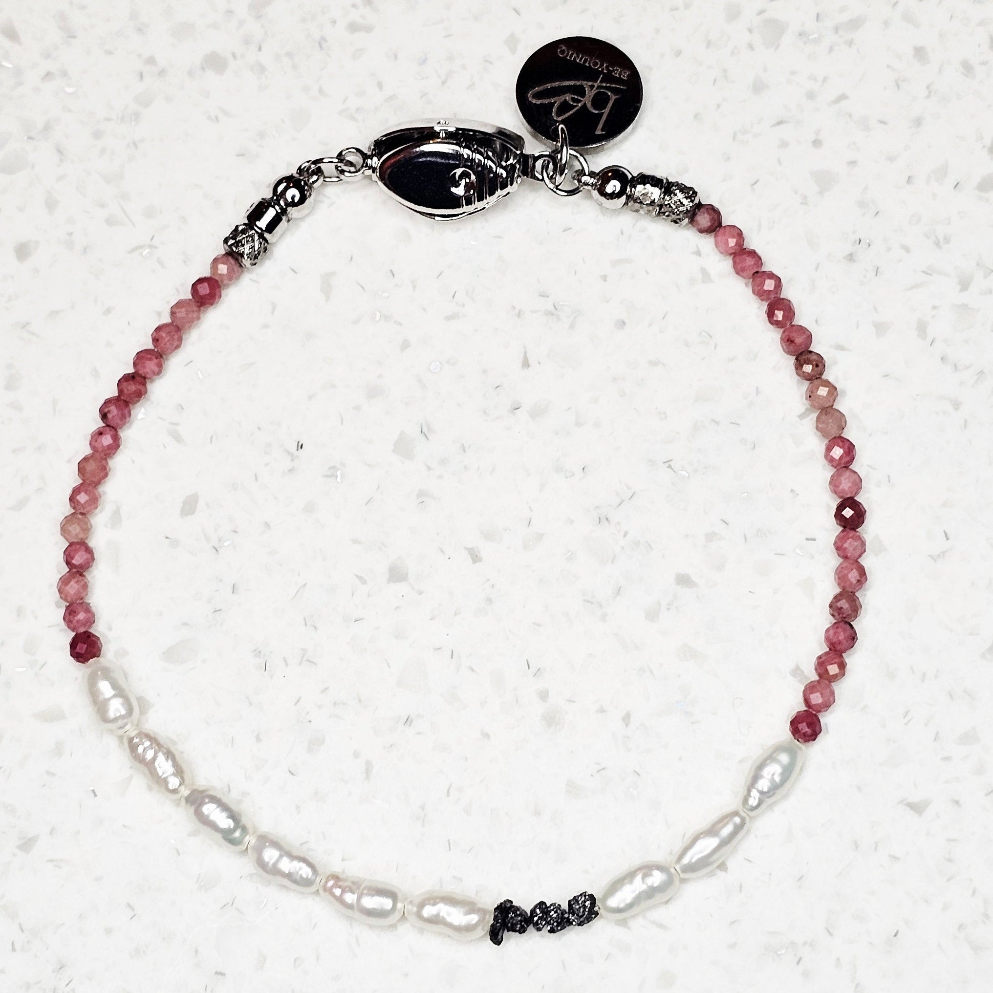 Raw Diamond Romance Armband von BE-Youniq mit facettiertem Rhodolith-Granat, Süßwasserperlen und fünf schwarzen Rohdiamanten – Detailaufnahme
