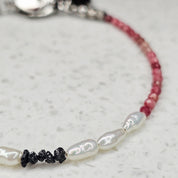 Handgefertigtes Raw Diamond Romance Armband mit rosafarbenem Rhodolith-Granat, länglichen Süßwasserperlen und schwarzen Rohdiamanten