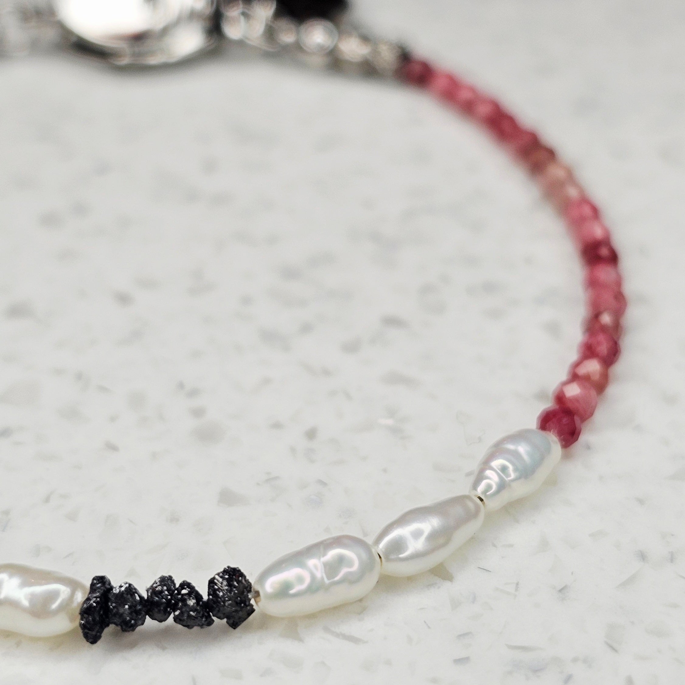 Handgefertigtes Raw Diamond Romance Armband mit rosafarbenem Rhodolith-Granat, länglichen Süßwasserperlen und schwarzen Rohdiamanten