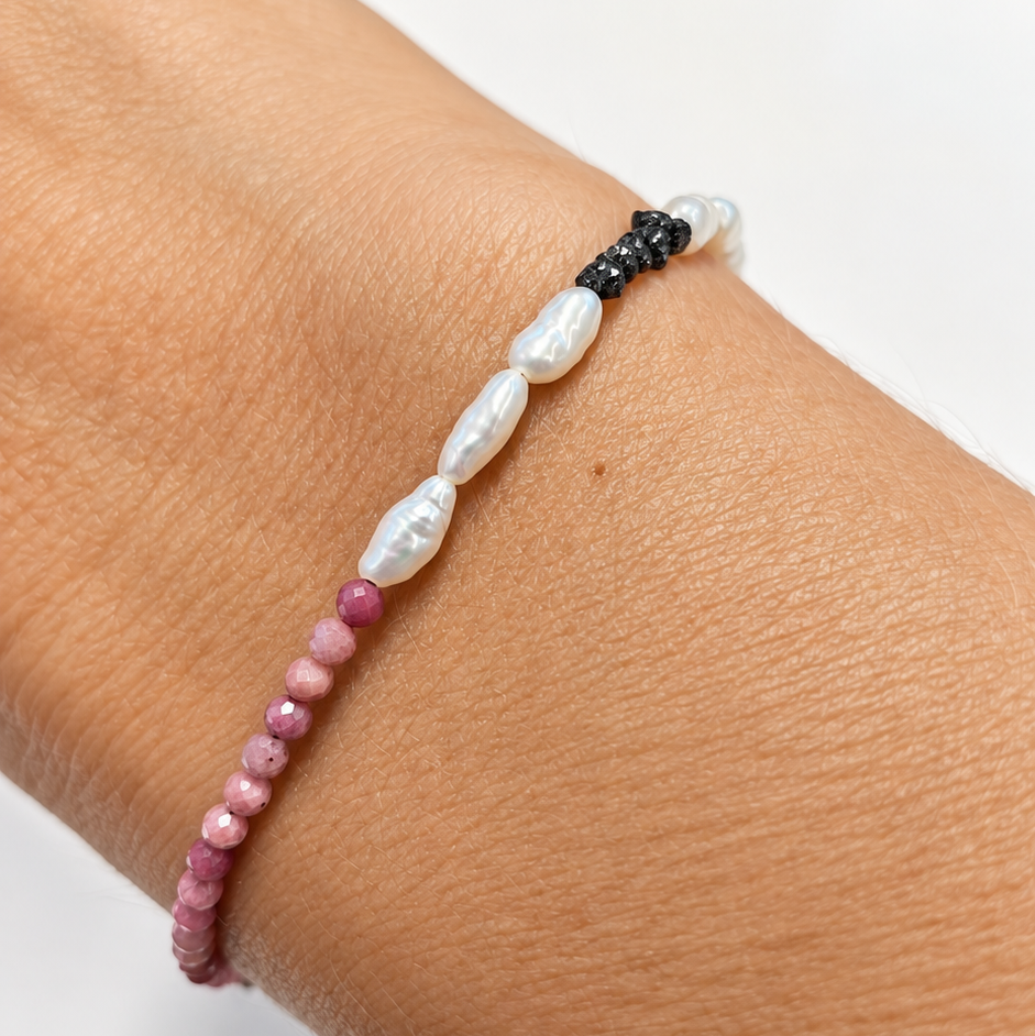 Raw Diamond Romance Armband von BE-Youniq am Handgelenk mit Rhodolith-Granat, schwarzen Rohdiamanten und Süßwasserperlen