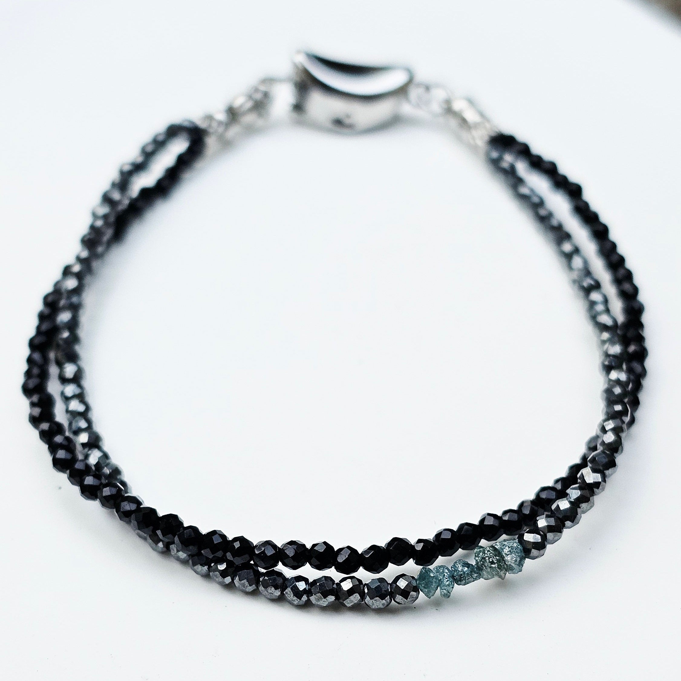 Natürliche blaue Rohdiamanten im Midnight Ice Armband in detailreicher Nahaufnahme