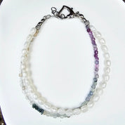 Detailansicht Frozen Aura Edelsteinarmband mit stahlblauen Rohdiamanten und facettiertem Fluorit