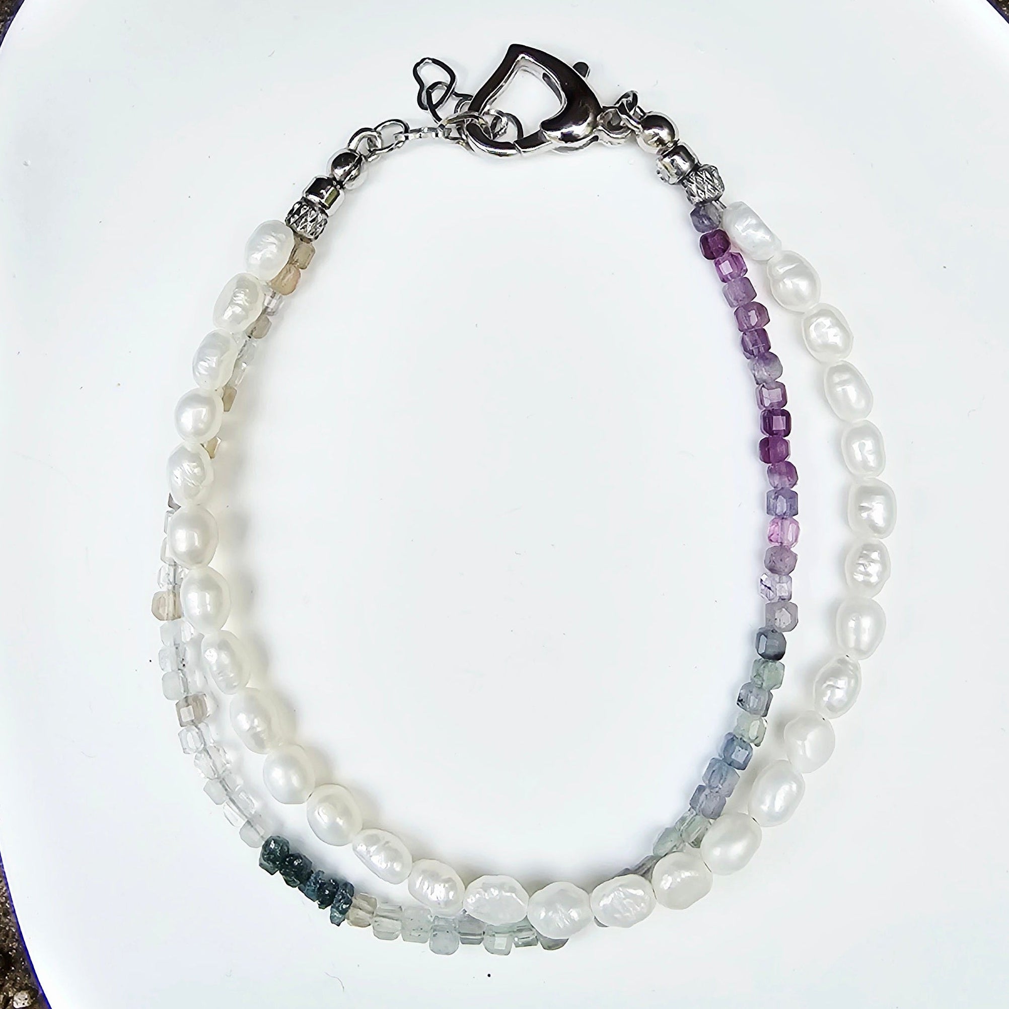 Detailansicht Frozen Aura Edelsteinarmband mit stahlblauen Rohdiamanten und facettiertem Fluorit