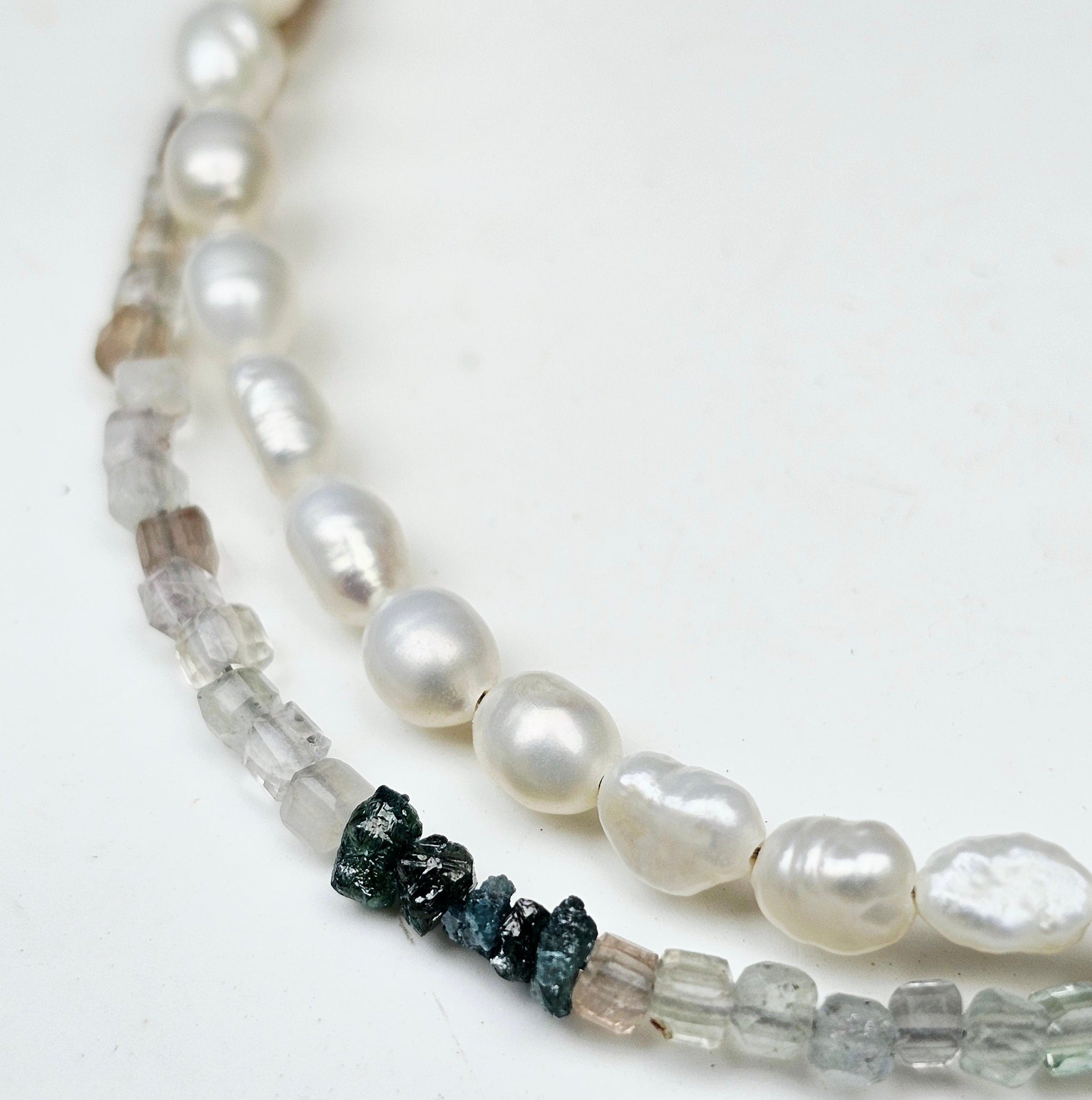 Raw Diamond Frozen Aura Armband mit natürlichen stahlblauen Rohdiamanten, Fluorit und Süßwasserperlen