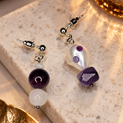 Handgefertigte asymmetrische Ohrringe mit Amethyst, Iolith und Süßwasserperlen in Violett