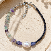 Handgefertigtes blau-violettes Edelsteinarmband Sea Breeze Indigo Dream mit Kyanit, Fluorit und Süßwasserperle