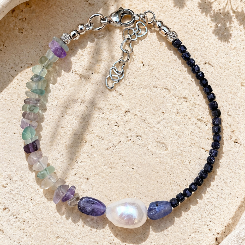 Handgefertigtes blau-violettes Edelsteinarmband Sea Breeze Indigo Dream mit Kyanit, Fluorit und Süßwasserperle