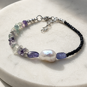 Indigo Dream Edelsteinarmband mit blauem Sandstein, Kyanit, Fluorit und echter Süßwasserperle von BE-Youniq