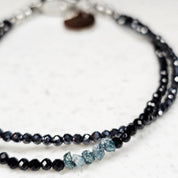 Handgefertigtes Indigo Muse Armband mit Amethyst, Hämatit, Spinell und blauen Rohdiamanten