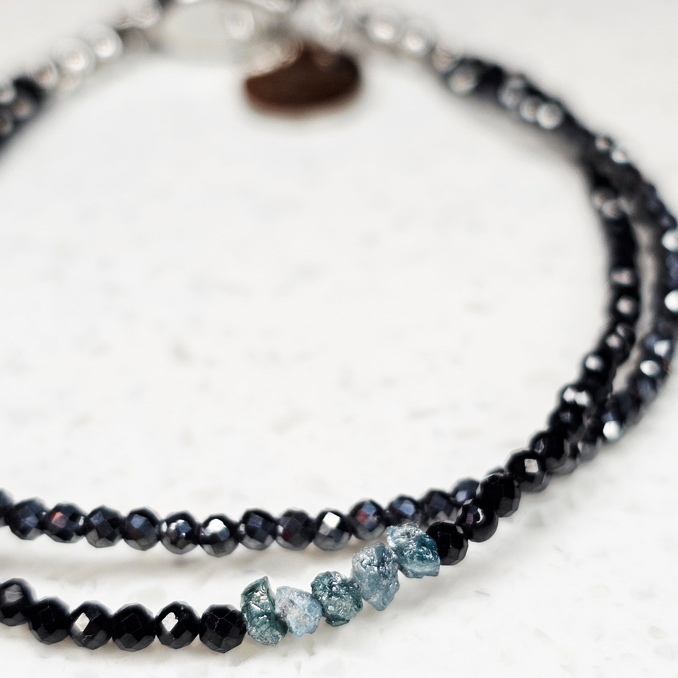 Handgefertigtes Indigo Muse Armband mit Amethyst, Hämatit, Spinell und blauen Rohdiamanten