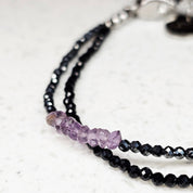 Detailansicht des Indigo Muse Armbands mit natürlichen blauen Rohdiamanten und schwarzem Spinell