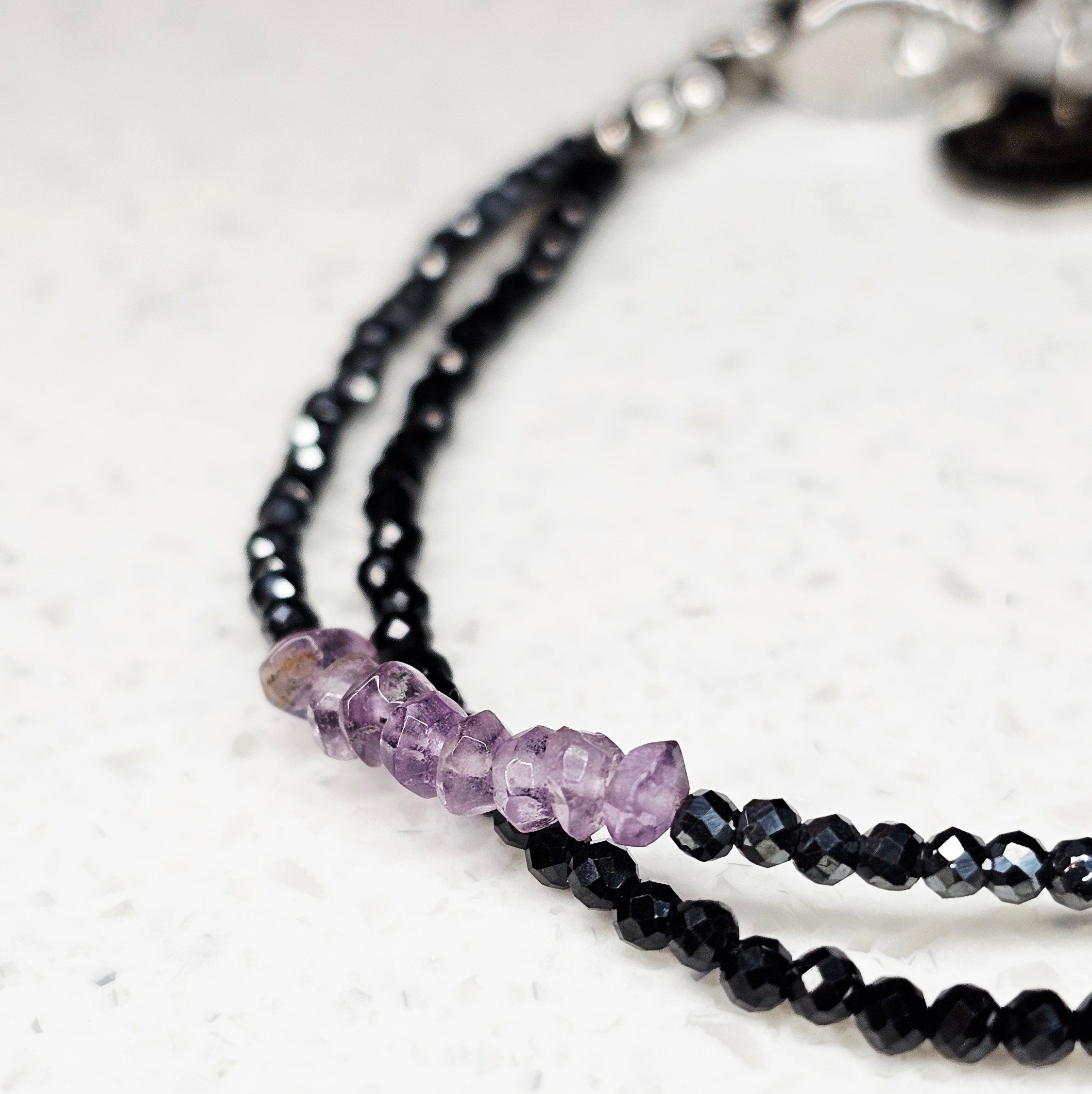 Detailansicht des Indigo Muse Armbands mit natürlichen blauen Rohdiamanten und schwarzem Spinell