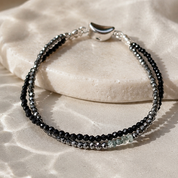 Midnight Ice zweireihiges Armband mit blauen Rohdiamanten, schwarzem Spinell und Hämatit