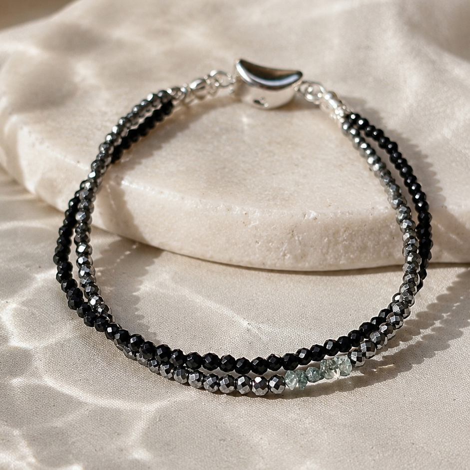 Midnight Ice zweireihiges Armband mit blauen Rohdiamanten, schwarzem Spinell und Hämatit