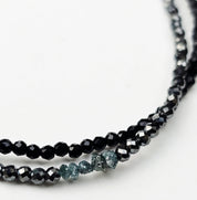 Midnight Ice Rohdiamant Armband mit facettiertem schwarzem Spinell und schimmerndem Hämatit
